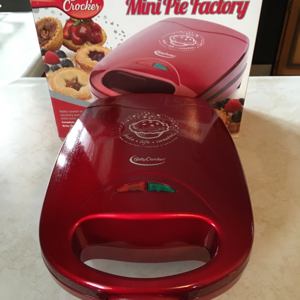 BNIB Betty Crocker Mini Pie Factory